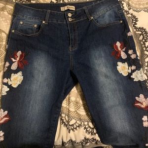 Embroidered Boho Mid-Rise Stretch Ankle Length Dark Distressed Jeans Size 18